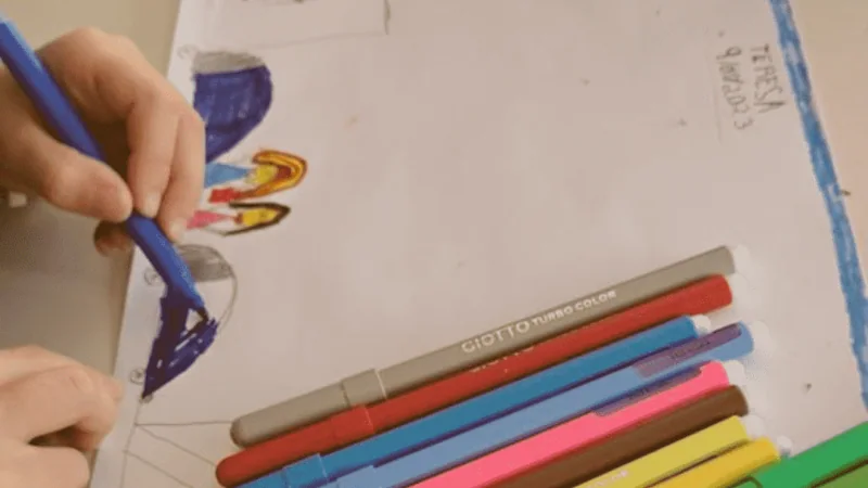 Criança a desenhar durante uma consulta de psicologia infantil