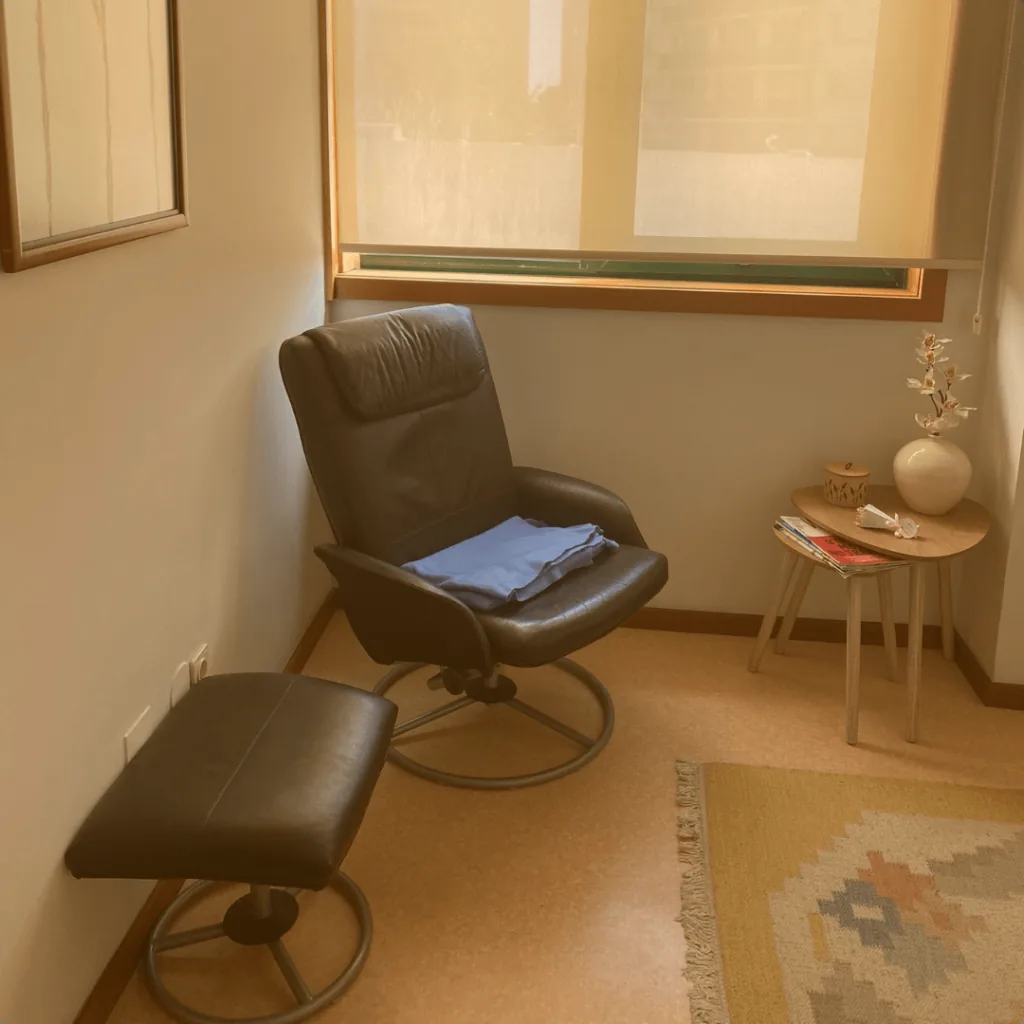 Cadeirão reclinável com apoio de pés na sala usada para hipnoterapia